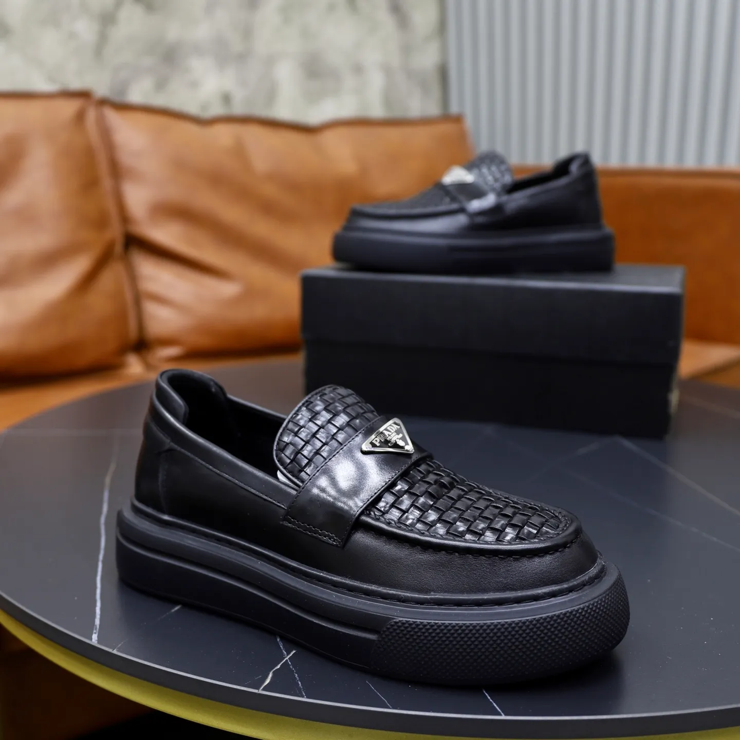 Ex-factory price: 500💰🙅‍♂️🙅‍♂️🙅‍♂️ Brand: PRADA Standard code: Men's code 38-44 (45 can be customized) Grade: Same style as the official website Original order quality Material: Original cowhide surface Comfortable lining Original outsole Style category: Men's fashionable casual leather shoes Distinguished big-name luxury elements Top luxury Color: Color of the actual picture